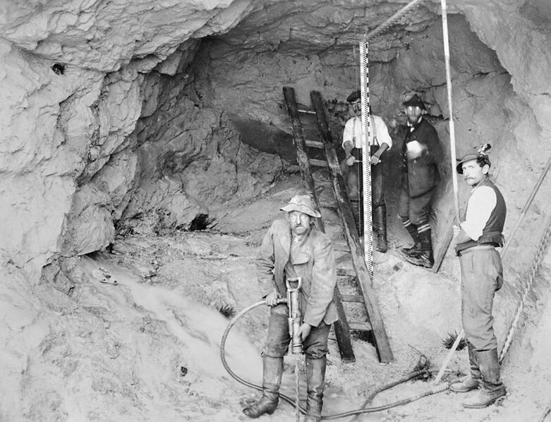 Datei:Arbeiter Vortrieb Wallgau-Stollen 1919.jpg