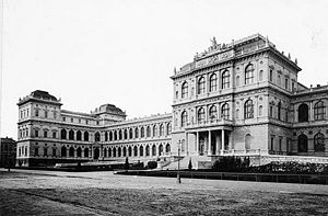 Ansicht des von Gottfried von Neureuther (1811-1887) erbauten neuen Gebäudes der Akademie, das 1886 eingeweiht werden konnte. Die Aufnahme zeigt das Gebäude nach Abschluss der Außenbaumaßnahmen. (Bayerische Staatsbibliothek, Bildarchiv port-002899)
