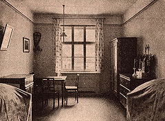 Zimmer für zwei Pfründner im Münchner Heilig-Geist-Spital (aus: Bayerischer Architekten- und Ingenieurverein [Hg.], München und seine Bauten, München 1912, 651)