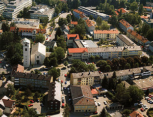 Luftaufnahme des Rathausplatzes in Traunreut aus den 1990er Jahren. (Foto: Stadtarchiv Traunreut)