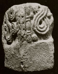 Fragment des Eckpfeilers einer Chroschranke aus Benediktbeuern. (Archäologische Staatssammlung München, Fotograf: Manfred Eberlein)
