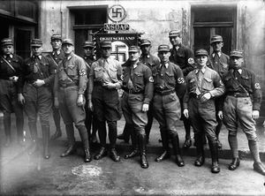 Hitlers Stabswache im Hinterhof der Schellingstraße 50 in München, zugleich Reichgeschäftstelle der NSDAP und Hoffmanns Photoatelier. Juni 1925. (Bayerische Staatsbibliothek, Bildarchiv hoff-6726)