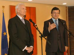Besuch von Ministerpräsident Edmund Stoiber (CSU, geb. 1941, Ministerpräsident 1993–2007; links) bei EU-Kommissionspräsident José Manuel Barroso (geb. 1956, EU-Kommissionspräsident 2004-2014) am 21.3.2006 in Brüssel. Foto: Georges Boulougouris. (European Communities, 2006)