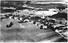 Ansicht der Heil- und Pfleganstalt Gabersee (Lkr. Rosenheim), in der nach ihrer Auflösung Kinder im Rahmen der KLV einquartiert wurden. Fotografie um 1930. (Archiv des Bezirks Oberbayern)