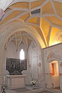 Die Kapelle im Hauptgeschoss, Blick zur Altarnische, die außen als Erker (Chörlein) in Erscheinung tritt. (Bayerisches Armeemuseum Ingolstadt/Foto: Christian Stoye)