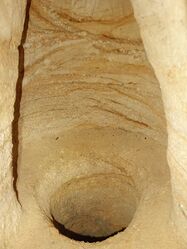 Vertikalschlupf im Erdstall von Niederpretz (Markt Hutthurm, Lkr. Passau). (Birgit Symader)