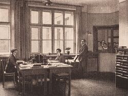 Vermittlungsraum für gewerbliche, ungelernte und landwirtschaftliche Arbeiterinnen, Foto um 1916. Abb. aus: Hans Grässel, Das städtische Verwaltungsgebäude für Arbeiterangelegenheiten in München, München 1916, 74. (Bayerische Staatsbibliothek 4 Bavar. 3124 w)