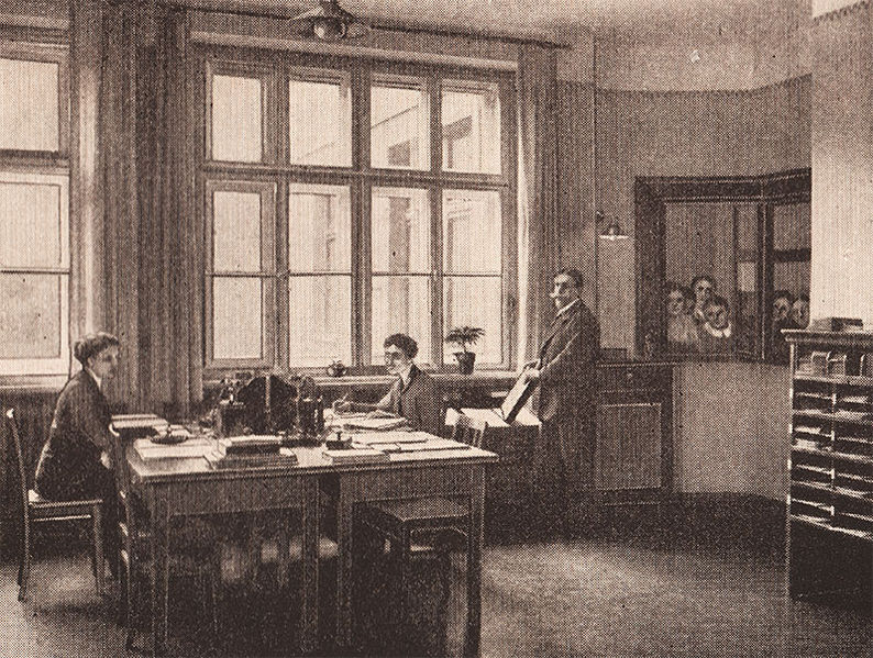 Datei:Arbeitsamt München Vermittlungsraum 2.jpg