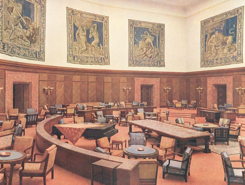 Datei:Grosse Halle Fuehrerbau Muenchen.jpg