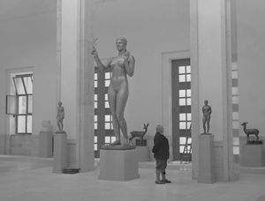 "Die Siegerin" von Arno Breker (1900-1991) aus dem Jahr 1936. Skulptur in der Mitte. Ausgestellt bei der Großen Deutschen Kunstausstellung 1937. Fotografie von Kurt Huhle. (Stadtarchiv München, DE-1992-FS-NS-00734)