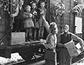 Aus Freising zurückgekehrte polnische Flüchtlingskinder erhalten Süßigkeiten. (United Nations-Archives, S-1058-0001-01-181)