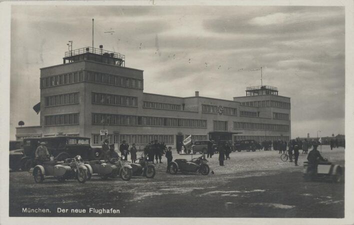 Das neue Verwaltungs- und Empfangsgebäudes am Flughafen Oberwiesenfeld in München, Fertigstellung 1931. Foto 1932. (Stadtarchiv München, DE-1992-FS-PK-STB-14309)