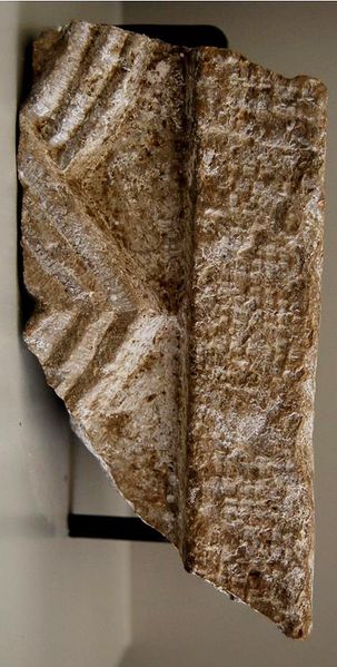 Datei:Fuessen Pfostenfragment.jpg