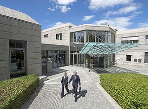 2001 wurde in direkter Nachbarschaft zum Sitz der Hanns-Seidel-Stiftung in der Lazarettstraße 33 in München ein neues Konferenzzentrum eröffnet. Außenansicht des Konferenzzentrums. (Foto: Hanns-Seidel-Stiftung)