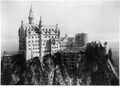 Ansicht des Schlosses nach dem Tode König Ludwigs im Jahr 1886. Das Foto zeigt die fortgesetzten Bauarbeiten 1887. (Bayerische Staatsbibliothek, Bildarchiv ansi-000920)