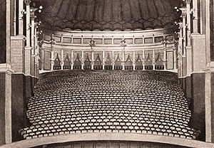 Der Zuschauerraum des Bayreuther Festspielhauses um 1904. Abb. aus: Hans von Wolzogen, Bayreuth, Berlin ca. 1904, nach S. 32. (Bayerische Staatsbibliothek, Mus. Th. 5184 nt)