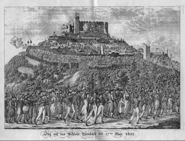Vom 27. bis 30. Mai fand in der Schlossruine Hambach bei Neustadt a.d. Weinstraße ein "Deutsches Nationalfest" statt. Auf der politischen Massendemonstration mit 20.000 bis 30.000 Teilnehmern wurden Forderungen nach der Einheit Deutschlands, Meinungsfreiheit und Beiseitgung der Fürstenherrschaft erhoben. Der Stich von einem unbekannten Künstler entstand 1832 und zeigt die Teilnehmer beim Zug zum Schloss. (Bayerische Staatsbibliothek, Bildarchiv, port-001363)
