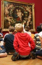 Die Angebote des MPZ in Museen und Ausstellungen sind speziell auf die Bedürfnisse von Kindern und Jugendlichen abgestimmt, wie hier bei einer sog. Freizeitaktion in der Alten Pinakothek in München. (Foto: MPZ)