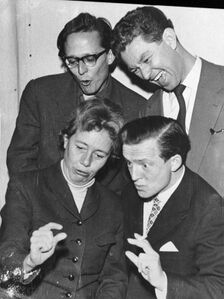 Gruppenbild des ersten Ensembles der Münchner Lach- und Schießgesellschaft (im Uhrzeigersinn): Dieter Hildebrandt (1927–2013), Klaus Havenstein (1922–1998), Hans-Jürgen Diedrich (1923–2012), Ursula Herking (1912–1974). Reproduktion einer Fotografie von 1956. Reportage zur Münchner Lach- und Schießgesellschaft und Ursula Herking, 17. Juli 1966. Foto von Georg Fruhstorfer (1915-2003). (Bayerische Staatsbibliothek, Bildarchiv fruh-03982)