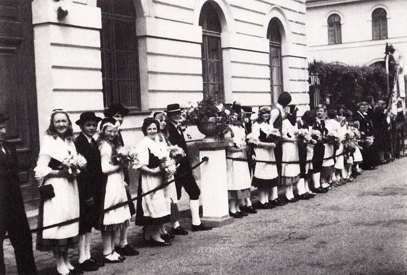 Datei:Neutraubling Landsmannschaft Schlesien Ortsverband Trachtengruppe.jpg