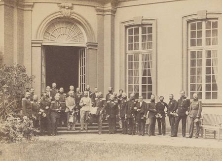 Teilnehmer des Deutschen Fürstenkongresses von 1863 im Garten des Frankfurter Palais Thurn und Taxis. König Maximilian II. (1. Reihe, 5. v. l.) steht dabei neben Kaiser Franz Joseph von Österreich. Foto von Joseph Albert (1825-1886). (bavarikon) (Bayerische Staatsbibliothek, Bildarchiv port-010278)
