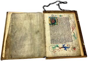 Blick in eine mit Holz gerahmte Prachthandschrift der Sebalduslegende vom Ende des 15. Jahrhunderts aus dem Landeskirchlichen Archivs der ELKB in Nürnberg. (LAELKB, Bibliothek D2/ NbgStSeb 8, Foto: Celine Dürr)