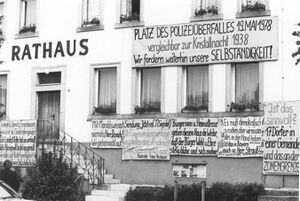 Ermershausen: Nach der Räumung des Rathauses durch die Polizei wurde der Rathausplatz als "Platz des Polizeiüberfalls 19.5.78" bezeichnet und man verglich den Polizeieinsatz mit der Reichspogromnacht 1938. (Pressebüro Cama, Gerhard Schmidt, 96126 Ermershausen)