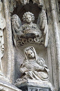 Darstellung der Geburt Mariens, Figur aus den Archivolten des Hauptportales, um 1405-1410. (Foto Achim Hubel)
