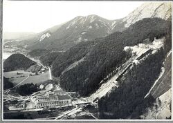 Bau des Walchenseekraftwerks mit dem Wasserschloss (rechts oben), Teilen der Rohrbahn und dem Generatorenhaus (unten links), 1923. (Uniper Kraftwerke)