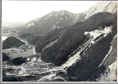 Bau des Walchenseekraftwerks mit dem Wasserschloss (rechts oben), Teilen der Rohrbahn und dem Generatorenhaus (unten links), 1923. (Uniper Kraftwerke)