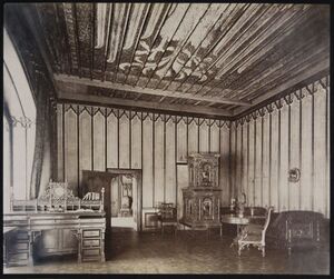 Im Arbeitszimmer der Königswohnung in der Nürnberger Kaiserburg verfasste Ludwig II. seine Briefe an Richard Wagner und Cosima von Bülow. Die von seinem Vater 1855 in Auftrag gegebene neugotische Ausstattung wurde 1945 zerstört. Fotografie von Ferdinand Schmidt (1840-1909), vor 1891. (Bayerische Schlösserverwaltung, Graphische Sammlung)