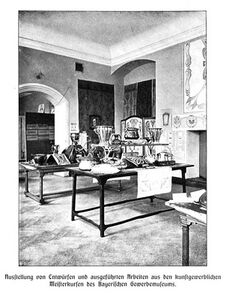 Ausstellung mit den in den Meisterkursen geschaffenen Arbeiten Abb. aus: Bayerisches Gewerbemuseum Nürnberg Bericht für das Jahr 1901, 43. (Bayerisches Staatsbibliothek 4 Bavar. 286 k-1896/1901)