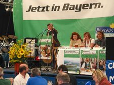 Landtagskandidat Richard Zieglmeier (Die Grünen) im Ottenbräu Festzelt, 2003. (Stadtarchiv Abensberg)