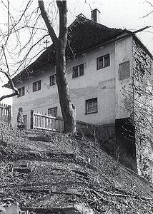 Unter Einbeziehung von Resten der Burg Wolfstein (Stadt Landshut) wurde wohl um 1800 ein Bauernhaus errichtet. Eine Gedenktafel erinnert dort an die Geburt Konradins. (Foto: Bayerisches Landesamt für Denkmalpflege)