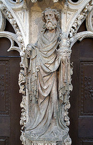 Darstellung des Heiligen Petrus, Figur aus den Archivolten des Hauptportales. (Foto Achim Hubel)