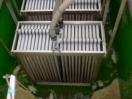Membranen-Block zur Abtrennung des belebten Schlamms vom gereinigten Abwasser in der Kläranlage Monheim, 2004. (Bayerisches Landesamt für Umwelt, Foto: Stefan Bleisteiner)