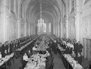 Wahlhelfer im Städtischen Wahlamt in der ehemaligen Augustinerkirche in München beim Auszählen der Stimmen zur Landtagswahl 1919. (Stadtarchiv München, DE-1992-FS-REV-329)