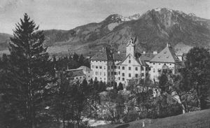 Schloss Hohenburg bei Lenggries auf einer Postkarte von Konrad Weiss (Fotograf). 1925. (Bayerische Staatsbibliothek, Bildarchiv port-015381)