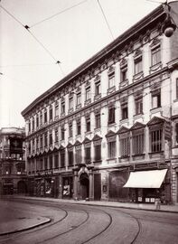 Das ehemalige Palais der Tattenbach an der Theatinerstraße nach dem Umbau 1876, bei dem das Gebäude um ein Stockwerk erhöht und um vier Achsen nach links verlängert wurde (Fotografie um 1900, Stadtarchiv München, FS-HB-XX-T-045).