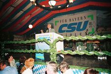 Edmund Stoiber (CSU) im Hofbräuzelt, 1994, Foto Jürgen Gebhardt. (Bayerische Staatsbibliothek, stern-Fotoarchiv stern-geb-N-2552_94_0931_1_33)