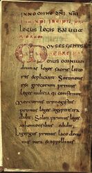 Erste Seite der wohl ältesten, vielleicht noch vor Ende des 8. Jahrhunderts entstandenen Handschrift der Lex Baiwariorum (Codex Ingolstadensis), geschrieben in früher karolingischer Minuskel und nur 17,5 x 9,5 cm groß. Zu sehen ist der Anfang des sog. Langen Prologs. (Universitätsbibliothek München, Cim. 7 (= 8° Cod. ms. 132)
