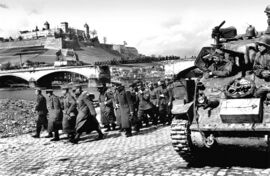 Deutsche Kriegsgefangene im April 1945 bei der Löwenbrücke in Würzburg. (Verschönerungsverein Würzburg)