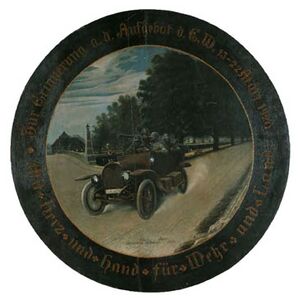 Erinnerungscheibe an den Dienst in der Einwohnerwehr vom 13.-23. März 1920. Umschrift: Zur Erinnerung a. d. Aufgebot d. E. W. 13-23 März 1920. Mit Herz und Hand für Wehr und Land. Motiv: Auto-Patrouille auf Nachtfahrt durch Nymphenburg auf der südlichen Auffahrtsallee in Höhe der Brücke an der Menzingerstraße, 1920 (Münchner Stadtmuseum).