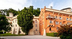 Schloss Stein an der Traun. Das Unterschloss wurde von Herzog Nikolaus von Leuchtberg ab 1884 durch den Architekten Maximilian Joseph von Heckel (1851-1889) im Tudor-Stil umgebaut. (Foto: SchuleSchlossStein lizenziert durch CC BY-SA 4.0 via Wikimedia Commons)