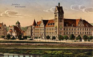 Im 1903 errichteten Justizgebäude von Bamberg, welches auch der Sitz des Oberlandesgerichtes und des Landgerichtes war und ist, wurde 1933 ein Sondergericht eingerichtet. Kolorierte Postkarte, c. 1910. (Staatsbibliothek Bamberg, V G 663, lizensiert durch CC BY-SA 4.0)