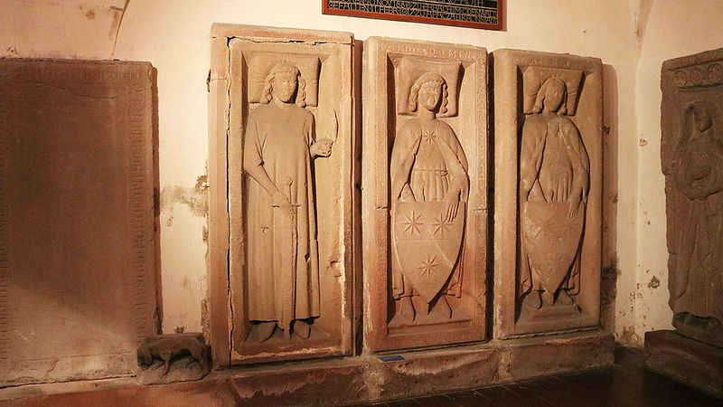 Datei:Grabdenkmäler Einhardkapelle.jpg