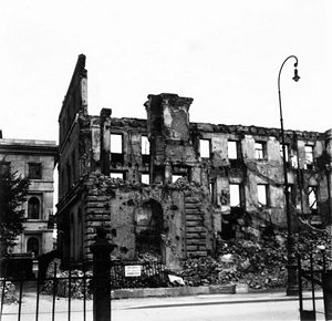 Braunes Haus, Brienner Straße 45, Ansicht der Ruine nach den Kriegszerstörungen 1946/1947. (Bayerische Staatsbibliothek, Bildarchiv hoff-61118)
