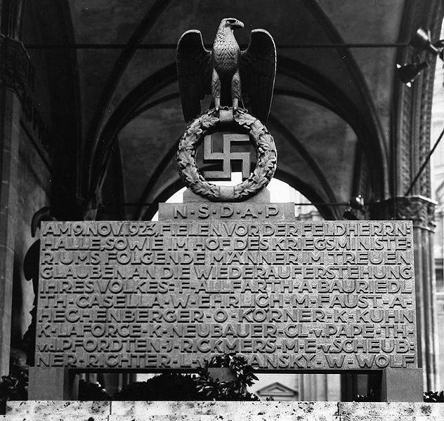 Datei:Feldherrenhalle Mahnmal 1933.jpg