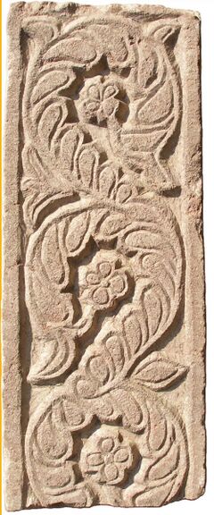 Pfostenfragment mit floralem Flechtmuster, ehem. Klosterkirche St. Salvator, Herrenchiemsee, um 820. (Foto: Hermann Dannheimer. Archäologische Staatssammlung München)