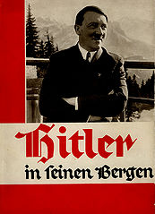 Propaganda-Bildband mit Aufnahmen Heinrich Hoffmanns von Adolf Hitler in den Berchtesgadener Alpen, 1935. Hoffmann nutzte die Bergkulisse der bayerischen Alpen regelmäßig zur Inszenierung Hitlers. (Bayerische Staatsbibliothek)